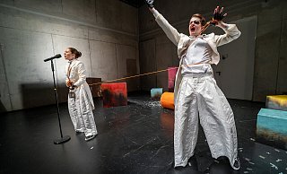 Johanna Graen als Papiertänzerin und Kai Benno Vos als Zinnsoldat. - Tobias Kreft Johanna Graen als Papiertänzerin und Kai Benno Vos als Zinnsoldat. - Tobias Kreft