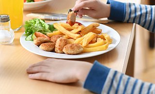 Beim Restaurantbesuch dürfen Pommes und Co. nicht fehlen. Dabei gibt es leckere und vor allem gesunde Alternativen. - Tobias Hase/dpa Beim Restaurantbesuch dürfen Pommes und Co. nicht fehlen. Dabei gibt es leckere und vor allem gesunde Alternativen. - Tobias Hase/dpa