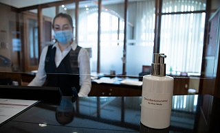 Hotelangestellte verdienen im Durchschnitt 21 Prozent mehr, wennsie nach Tarif bezahlt werden. Das ergab eine Umfrage der Plattform lohnspiegel.de. Die Gewerkschaft NGG fordert die Unternehmen dazu auf, sich gerade in Krisenzeiten zu Tarifverträgen zu bekennen. - NGG Hotelangestellte verdienen im Durchschnitt 21 Prozent mehr, wennsie nach Tarif bezahlt werden. Das ergab eine Umfrage der Plattform lohnspiegel.de. Die Gewerkschaft NGG fordert die Unternehmen dazu auf, sich gerade in Krisenzeiten zu Tarifverträgen zu bekennen. - NGG