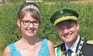 Sehen dem Festumzug entgegen: Das Königspaar Thorsten Schulte und Claudia Böhle im heimischen Garten. - Dietmar Gröbing Sehen dem Festumzug entgegen: Das Königspaar Thorsten Schulte und Claudia Böhle im heimischen Garten. - Dietmar Gröbing