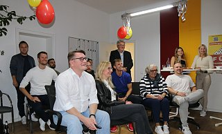Bei Hot Dogs und Bier verfolgen die Ratskandidatinnen und - kandidaten der Wählergemeinschaft Für Paderborn um ihren Bürgermeisterkandidaten Stephan Hoppe (vorn links) in der Geschäftsstelle an der Hillebrandstraße die einlaufenden ersten Ergebnisse zur Kommunalwahl. - Jochem Schulze Bei Hot Dogs und Bier verfolgen die Ratskandidatinnen und - kandidaten der Wählergemeinschaft Für Paderborn um ihren Bürgermeisterkandidaten Stephan Hoppe (vorn links) in der Geschäftsstelle an der Hillebrandstraße die einlaufenden ersten Ergebnisse zur Kommunalwahl. - Jochem Schulze