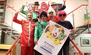 Freudiges Helau: Michael Brücher (von v.l.) Wolfgang Welscher, Stefan Beckert , Viola Spanner (von m.l.), Maria Dargel, Michael Epping (von h.l.), Frank Meier und Stefan Hohaus sind bereit für Karneval. - Alexandra Golfinger Freudiges Helau: Michael Brücher (von v.l.) Wolfgang Welscher, Stefan Beckert , Viola Spanner (von m.l.), Maria Dargel, Michael Epping (von h.l.), Frank Meier und Stefan Hohaus sind bereit für Karneval. - Alexandra Golfinger