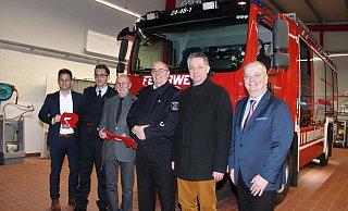 Tino Wenkel (v. l., Allgemeiner Vertreter des Bürgermeisters), Philipp Pedall (Gemeindebrandmeister), Uwe König (Samtgemeindebürgermeister), Olaf Groffmann (Ortsbrandmeister), Andreas Apeldorn (Firma Rosenbauer) und Werner Tyrasa (Bürgermeister Lauenförde). - Manuela Puls Tino Wenkel (v. l., Allgemeiner Vertreter des Bürgermeisters), Philipp Pedall (Gemeindebrandmeister), Uwe König (Samtgemeindebürgermeister), Olaf Groffmann (Ortsbrandmeister), Andreas Apeldorn (Firma Rosenbauer) und Werner Tyrasa (Bürgermeister Lauenförde). - Manuela Puls