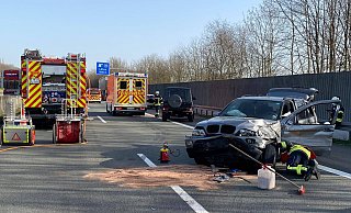 Die Feuerwehr kümmerte sich um ausgelaufene Brennstoffe. - Feuerwehr Löhne Die Feuerwehr kümmerte sich um ausgelaufene Brennstoffe. - Feuerwehr Löhne