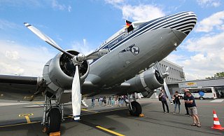 Die DC-3 wurde in ihrer militärischen Variante bei der Berliner Luftbrücke eingesetzt und wird deshalb auch als Rosinenbomer bezeichnet. - Marco Schreiber Die DC-3 wurde in ihrer militärischen Variante bei der Berliner Luftbrücke eingesetzt und wird deshalb auch als Rosinenbomer bezeichnet. - Marco Schreiber