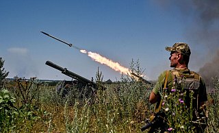 Soldaten einer separaten Brigade der Territorialen Verteidigung aus Dnipro feuern mit einem Partizan-Raketenwerfer auf russische Stellungen. - Ukrinform/dpa Soldaten einer separaten Brigade der Territorialen Verteidigung aus Dnipro feuern mit einem Partizan-Raketenwerfer auf russische Stellungen. - Ukrinform/dpa