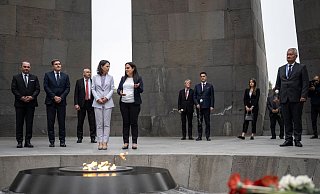 Außenministerin Annalena Baerbock und Edita Gsojan (r), Direktorin der Stiftung «Institut des Völkermordmuseums Armeniens» stehen gemeinsam an der ewigen Flamme. Die Gedenkstätte Zizernakaberd erinnert an den Völkermord an Armeniern von 1915. - Hannes P. Albert/dpa Außenministerin Annalena Baerbock und Edita Gsojan (r), Direktorin der Stiftung «Institut des Völkermordmuseums Armeniens» stehen gemeinsam an der ewigen Flamme. Die Gedenkstätte Zizernakaberd erinnert an den Völkermord an Armeniern von 1915. - Hannes P. Albert/dpa