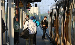 Bus und Bahn fahren am frühen Morgen fahrplanmäßig. - Claus Frickemeier Bus und Bahn fahren am frühen Morgen fahrplanmäßig. - Claus Frickemeier