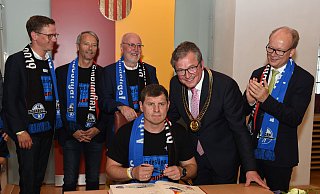 Nach dem Aufstieg in die 1. Bundesliga trug sich Steffen Baumgart am 20. Mai 2019 ins Goldene Buch der Stadt Paderborn ein. Mit dabei waren damals unter anderem (v. l.) die SCP-Vizepräsidenten Carsten Linnemann und Rüdiger Völkel, Vereinschef Elmar Volkmann, Bürgermeister Michael Dreier und NRW-Landtagspräsident André Kuper. - Ulrich Petzold Nach dem Aufstieg in die 1. Bundesliga trug sich Steffen Baumgart am 20. Mai 2019 ins Goldene Buch der Stadt Paderborn ein. Mit dabei waren damals unter anderem (v. l.) die SCP-Vizepräsidenten Carsten Linnemann und Rüdiger Völkel, Vereinschef Elmar Volkmann, Bürgermeister Michael Dreier und NRW-Landtagspräsident André Kuper. - Ulrich Petzold