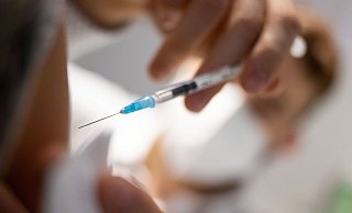 Mit einer Spritze fing alles an: Die Impfung gegen das Coronavirus war für Martin T. eine Selbstverständlichkeit - aber auch der Beginn einer langen Tortur und eines Kampfes gegen die Deutsche Rentenversicherung. - dpa Mit einer Spritze fing alles an: Die Impfung gegen das Coronavirus war für Martin T. eine Selbstverständlichkeit - aber auch der Beginn einer langen Tortur und eines Kampfes gegen die Deutsche Rentenversicherung. - dpa