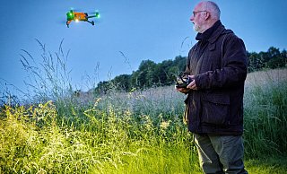 Dag Honsel startet die Drohne. Auf etwa 60 Metern Höhe zieht sie ihre Flugbahnen über die Wiesen. - BARBARA FRANKE Dag Honsel startet die Drohne. Auf etwa 60 Metern Höhe zieht sie ihre Flugbahnen über die Wiesen. - BARBARA FRANKE