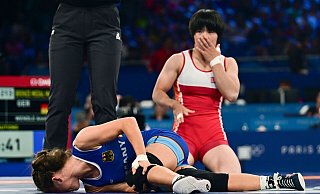 Krümmte sich vor Schmerz: Ringerin Annika Wendle (l.) in ihrem Bronze-Kampf. - Sina Schuldt/dpa Krümmte sich vor Schmerz: Ringerin Annika Wendle (l.) in ihrem Bronze-Kampf. - Sina Schuldt/dpa