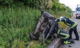 Das Auto kam erst teils auf dem Dach, teils auf der Seite zum Liegen. - Feuerwehr Porta/Michael Horst Das Auto kam erst teils auf dem Dach, teils auf der Seite zum Liegen. - Feuerwehr Porta/Michael Horst