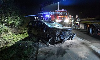 Ein Auto hat sich auf der A33 überschlagen. An Bord waren auch drei Kinder. - Andreas Eickhoff Ein Auto hat sich auf der A33 überschlagen. An Bord waren auch drei Kinder. - Andreas Eickhoff