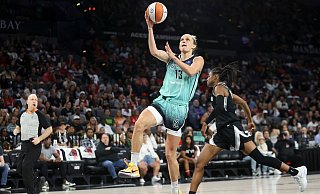 Hat die Chance auf den Titel in der WNBA - und mit ihrer Leistung großen Anteil daran: Leonie Fiebich von den New York Liberty. - Ian Maule/AP/dpa Hat die Chance auf den Titel in der WNBA - und mit ihrer Leistung großen Anteil daran: Leonie Fiebich von den New York Liberty. - Ian Maule/AP/dpa