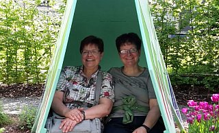 Wir machen Muttertag immer mit mehreren Frauen einen Muttertagsausflug. In diesem Jahr waren wir auf der Landesgartenschau. Mein Bild zeigt mich und meine Schwester Wichtrud Fischer in einem der Hausgärten. Wir hatten strahlenden Sonnenschein bei unserem Besuch. Wir machen Muttertag immer mit mehreren Frauen einen Muttertagsausflug. In diesem Jahr waren wir auf der Landesgartenschau. Mein Bild zeigt mich und meine Schwester Wichtrud Fischer in einem der Hausgärten. Wir hatten strahlenden Sonnenschein bei unserem Besuch.
