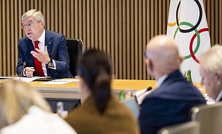 Die IOC-Spitze um Präsident Thomas Bach (hinten) ist gegen Olympia-Prämien. - Jean-Christophe Bott/KEYSTONE/dpa Die IOC-Spitze um Präsident Thomas Bach (hinten) ist gegen Olympia-Prämien. - Jean-Christophe Bott/KEYSTONE/dpa