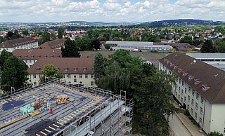 Die Umbauarbeiten der ehemaligen Wohnblocks an der Vlothoer Straße zu Studierenden-Appartements gehen weiter. Diese Woche werden die Kräne abgebaut. - Stadt Herford Die Umbauarbeiten der ehemaligen Wohnblocks an der Vlothoer Straße zu Studierenden-Appartements gehen weiter. Diese Woche werden die Kräne abgebaut. - Stadt Herford