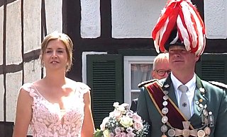 Das bezaubernde Königspaar Maria und Carsten Peters wurde mit seinem prächtigen Gefolge bejubelt und frenetisch gefeiert. - Josef Köhne Das bezaubernde Königspaar Maria und Carsten Peters wurde mit seinem prächtigen Gefolge bejubelt und frenetisch gefeiert. - Josef Köhne