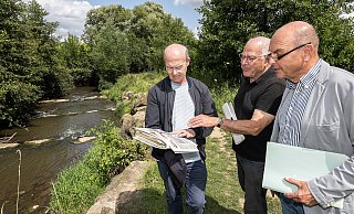 Martin Enderle, Tilman Rhode-Jüchtern und Michael Blaschke (v. l.) von Pro Grün machen sich für die Renaturierung der Johannisbachaue stark. - © Jörg Dieckmann - www. dieckmann-fotodesign.de Martin Enderle, Tilman Rhode-Jüchtern und Michael Blaschke (v. l.) von Pro Grün machen sich für die Renaturierung der Johannisbachaue stark. - © Jörg Dieckmann - www. dieckmann-fotodesign.de