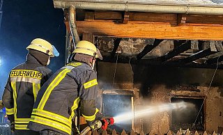 Das Wohnhaus in Erkeln ist nach dem Brand unbewohnbar. - Feuerwehr Brakel Das Wohnhaus in Erkeln ist nach dem Brand unbewohnbar. - Feuerwehr Brakel