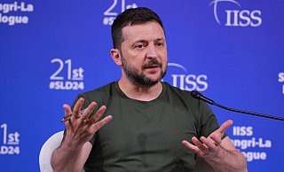 Der ukrainische Präsident Wolodymyr Selenskyj wirbt beim 21. Shangri-La-Dialog-Gipfel in Singapur um Teilnahme am Friedensgipfel in der Schweiz. - Vincent Thian/AP/dpa Der ukrainische Präsident Wolodymyr Selenskyj wirbt beim 21. Shangri-La-Dialog-Gipfel in Singapur um Teilnahme am Friedensgipfel in der Schweiz. - Vincent Thian/AP/dpa