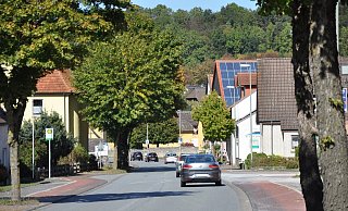 Täglich fahren unzählige Fahrzeuge durch Rheder. - Helga Krooß Täglich fahren unzählige Fahrzeuge durch Rheder. - Helga Krooß