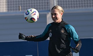 Plötzlich beim DFB am Ball: Rebecca Knaak steht vor ihrem Länderspiel-Debüt. - Arne Dedert/dpa Plötzlich beim DFB am Ball: Rebecca Knaak steht vor ihrem Länderspiel-Debüt. - Arne Dedert/dpa