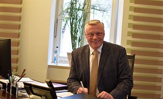 Bürgermeister Daniel Hartmann im Büro im Höxteraner Stadthaus. - Stadt Höxter Bürgermeister Daniel Hartmann im Büro im Höxteraner Stadthaus. - Stadt Höxter