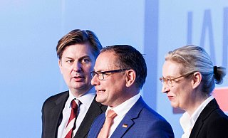 Maximilian Krah (l) auf dem Podium bei dem AfD-Bundesparteitag in der Magdeburger Messe. - Carsten Koall/dpa Maximilian Krah (l) auf dem Podium bei dem AfD-Bundesparteitag in der Magdeburger Messe. - Carsten Koall/dpa