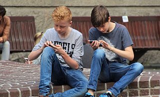 Smartphones sind für Kinder in Paderborn ein fesselnder Zeitvertreib. In der Schule werden Handys jedoch zum Problem. - natureaddict/pixabay Smartphones sind für Kinder in Paderborn ein fesselnder Zeitvertreib. In der Schule werden Handys jedoch zum Problem. - natureaddict/pixabay