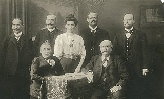 Die Aufnahme aus dem Jahr 1916 zeigt die sitzenden Eltern Friederike und Samuel sowie die Kinder Arthur, Siegmund, Johanna, Jacob und Julius Hesse. - HK Die Aufnahme aus dem Jahr 1916 zeigt die sitzenden Eltern Friederike und Samuel sowie die Kinder Arthur, Siegmund, Johanna, Jacob und Julius Hesse. - HK