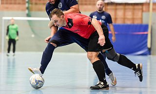 Zweikämpfe gehören dazu: So wie hier beim Spiel der Hallenfußball-Stadtmeisterschaften zwischen dem TuS Union Vilsendorf und dem TuS Ost (vorne) müssen die Klubs aber auch um Sponsoren wetteifern. Foto: Weische - Christian Weische 2016 Zweikämpfe gehören dazu: So wie hier beim Spiel der Hallenfußball-Stadtmeisterschaften zwischen dem TuS Union Vilsendorf und dem TuS Ost (vorne) müssen die Klubs aber auch um Sponsoren wetteifern. Foto: Weische - Christian Weische 2016
