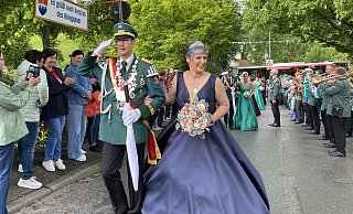 Der große Auftritt gebührte am Pfingssonntag dem Grundsteinheimer Königspaar Norbert und Sandra Kröger aus Dahl. - Julia Spiekerkötter Der große Auftritt gebührte am Pfingssonntag dem Grundsteinheimer Königspaar Norbert und Sandra Kröger aus Dahl. - Julia Spiekerkötter