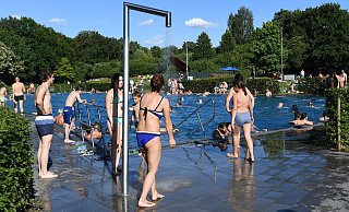 Der Badespaß geht weiter: Das Rolandsbad bleibt noch bis zum Ende nächster Woche geöffnet. Foto: Marc Köppelmann - www.sportpictures.de Der Badespaß geht weiter: Das Rolandsbad bleibt noch bis zum Ende nächster Woche geöffnet. Foto: Marc Köppelmann - www.sportpictures.de