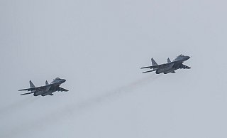 Ein MiG-29-Kampfflugzeug während einer Flugschau auf dem Luftwaffenstützpunkt Malacky-Kuchyoa in der Slowakei. - Jaroslav Novák/TASR/dpa Ein MiG-29-Kampfflugzeug während einer Flugschau auf dem Luftwaffenstützpunkt Malacky-Kuchyoa in der Slowakei. - Jaroslav Novák/TASR/dpa