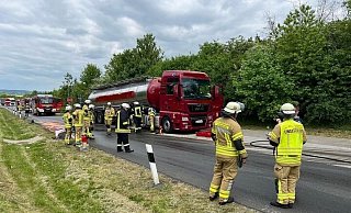 Die Einsatzkräfte versuchen den Kraftstofftank des Lastzuges auf dem A44-Rastplatz Hoppenberg abzudichten. - Feuerwehr Warburg Die Einsatzkräfte versuchen den Kraftstofftank des Lastzuges auf dem A44-Rastplatz Hoppenberg abzudichten. - Feuerwehr Warburg