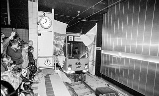 Am 28. April 1991 fährt die Stadtbahn erstmals durch den Tunnel in der Innenstadt. Etliche Fotografen fangen das Ereignis mit ihren Kameras ein (links). - Hans-Dieter Stöss Am 28. April 1991 fährt die Stadtbahn erstmals durch den Tunnel in der Innenstadt. Etliche Fotografen fangen das Ereignis mit ihren Kameras ein (links). - Hans-Dieter Stöss