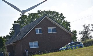Die Polizei ist gegenwärtig noch in der Straße Heidgrund im Einsatz und durchsucht aktuell das Haus des mutmaßlichen Täters. - Dirk Haunhorst Die Polizei ist gegenwärtig noch in der Straße Heidgrund im Einsatz und durchsucht aktuell das Haus des mutmaßlichen Täters. - Dirk Haunhorst
