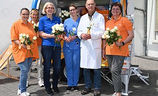 Patinnen des Netzwerks Organspende NRW bedanken sich bei Friedhelm Bach, ärztlicher Transplantationsbeauftragter im EvKB, und Dorina Zeiger, pflegerische Transplantationsbeauftragte im EvKB, für ihren Einsatz für die Organspende. - Mario Haase Patinnen des Netzwerks Organspende NRW bedanken sich bei Friedhelm Bach, ärztlicher Transplantationsbeauftragter im EvKB, und Dorina Zeiger, pflegerische Transplantationsbeauftragte im EvKB, für ihren Einsatz für die Organspende. - Mario Haase
