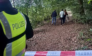In einem Waldstück in Kölkebeck hatten Spaziergänger verdächtige Beobachtungen gemacht und die Polizei verständigt. Die fand hier tatsächlich eine Leiche. - Wolfgang Wotke In einem Waldstück in Kölkebeck hatten Spaziergänger verdächtige Beobachtungen gemacht und die Polizei verständigt. Die fand hier tatsächlich eine Leiche. - Wolfgang Wotke