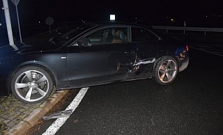 Durch den Zusammenstoß drehte sich der BMW und kam auf der dortigen Verkehrsinsel zum Stehen. - Polizei Herford Durch den Zusammenstoß drehte sich der BMW und kam auf der dortigen Verkehrsinsel zum Stehen. - Polizei Herford