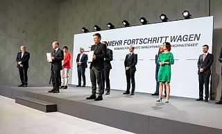 (vorne v.l.) Norbert Walter-Borjans (SPD), Olaf Scholz (SPD), Robert Habeck (Bündnis 90/Die Grünen), Annalena Baerbock (Bündnis 90/Die Grünen), mit dem Koalitionsvertrag . - picture alliance/dpa (vorne v.l.) Norbert Walter-Borjans (SPD), Olaf Scholz (SPD), Robert Habeck (Bündnis 90/Die Grünen), Annalena Baerbock (Bündnis 90/Die Grünen), mit dem Koalitionsvertrag . - picture alliance/dpa
