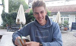 Schiedsrichterassistent mit Handwerkszeug: Luca Maurer erschien zum Lokaltermin ohne Fahne, aber mit Spielnotizkarte und Stift. - Nicole Bentrup Schiedsrichterassistent mit Handwerkszeug: Luca Maurer erschien zum Lokaltermin ohne Fahne, aber mit Spielnotizkarte und Stift. - Nicole Bentrup