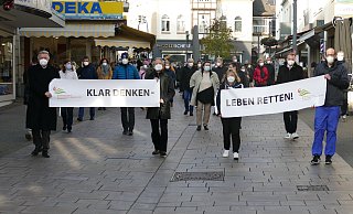 Achim Schäfer, Geschäftsführer, Andreas Lübbe, ärztlicher Direktor, Regina Düsterhus, Pflegedienstleitung und Intensivpfleger Niclas Frie führen den Protest-Spaziergang des MZG an. - Benedikt Riemer Achim Schäfer, Geschäftsführer, Andreas Lübbe, ärztlicher Direktor, Regina Düsterhus, Pflegedienstleitung und Intensivpfleger Niclas Frie führen den Protest-Spaziergang des MZG an. - Benedikt Riemer