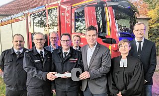 Löschgruppenführer Florian Sickmann (v. l. mit Schlüssel), Wehrleiter Andreas Rehermann und der Beigeordnete Michael Scholle übergeben das neue Fahrzeug für die Feuerwehr in Herste. Foto: Burkhard Battran - Burkhard Battran Löschgruppenführer Florian Sickmann (v. l. mit Schlüssel), Wehrleiter Andreas Rehermann und der Beigeordnete Michael Scholle übergeben das neue Fahrzeug für die Feuerwehr in Herste. Foto: Burkhard Battran - Burkhard Battran