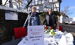Barbara Potthast-Menne und Christian Potthast zeigen in Höxter Flagge für ihren Berufsstand – wie viele andere Gastronomen auch. - Thomas Kube Barbara Potthast-Menne und Christian Potthast zeigen in Höxter Flagge für ihren Berufsstand – wie viele andere Gastronomen auch. - Thomas Kube