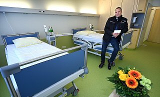 Lars Matthiesen, Technischer Leiter des Klinikums Bielefeld, präsentiert eines der sanierten Doppelzimmer auf der Station B3. - Barbara Franke Lars Matthiesen, Technischer Leiter des Klinikums Bielefeld, präsentiert eines der sanierten Doppelzimmer auf der Station B3. - Barbara Franke