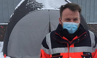 Rotkreuzleiter Leroy Telke, Ortsverein Hille, am Impfzentrum Unterlübbe. - Anja Peper Rotkreuzleiter Leroy Telke, Ortsverein Hille, am Impfzentrum Unterlübbe. - Anja Peper