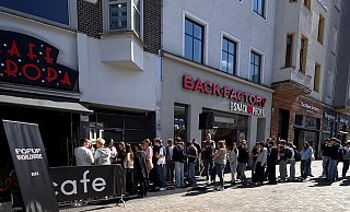 Eine Riesen-Schlange am Freitagnachmittag vor dem Bielefelder Café Europa. - Luca Redecker Eine Riesen-Schlange am Freitagnachmittag vor dem Bielefelder Café Europa. - Luca Redecker